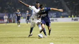Yanto Basna memotong pergerakan Vizcarra saat berebut bola pada laga final Torabika Bhayangkara Cup di SUGBK, Jakarta, Minggu (3/4/2016). (Bola.com/Nicklas Hanoatubun)