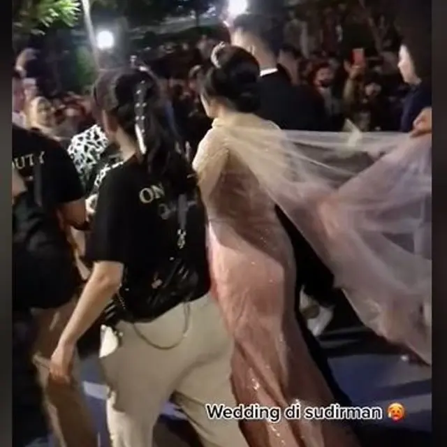 Viral Pengantin Rayakan Pernikahan di Citayam Fashion Week
