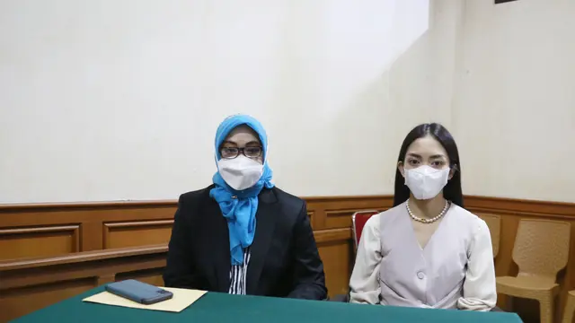 Ririn Dwi Ariyanti di Pengadilan Agama Jakarta Selatan, Kamis (10/2/2022) (Kapanlagi.com/Muhammad Akrom)