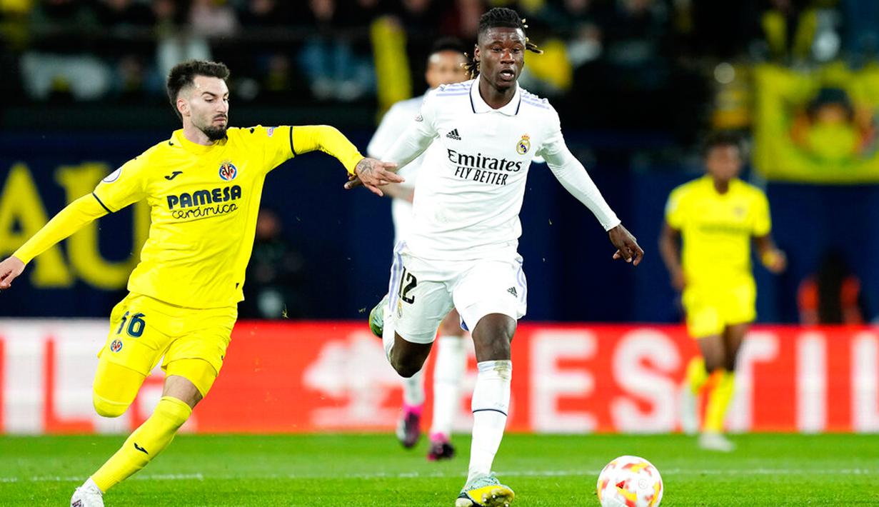 Pemain Villarreal Alex Baena (kiri) berebut bola dengan pemain Real Madrid Eduardo Camavinga pada pertandingan sepak bola babak 16 besar Copa del Rey di Stadion La Ceramica, Villarreal, Spanyol, 19 Januari 2023. Real Madrid mengalahkan Villarreal dengan skor 3-2. (AP Photo/Jose Breton)