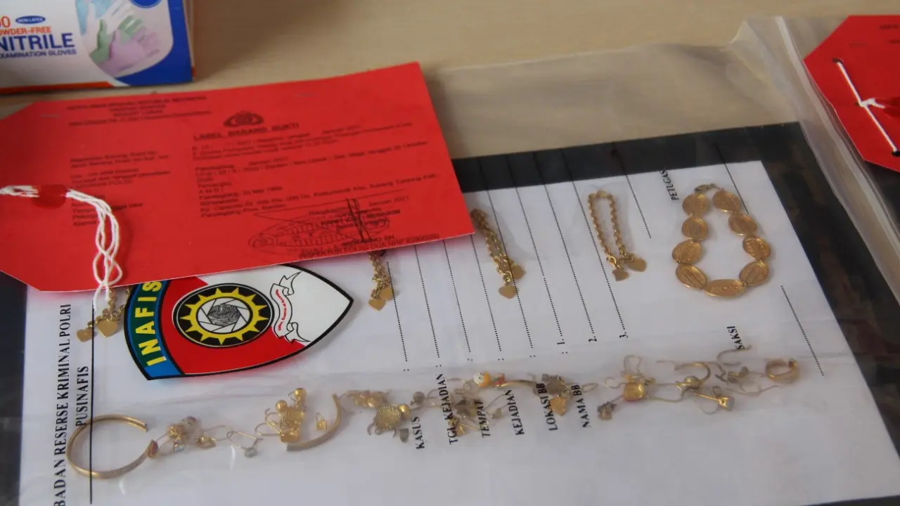 Barang Bukti Emas Curian Di Polres Lebak, Banten. (Senin, 11/01/2021). (Liputan6.com/Yandhi Deslatama).