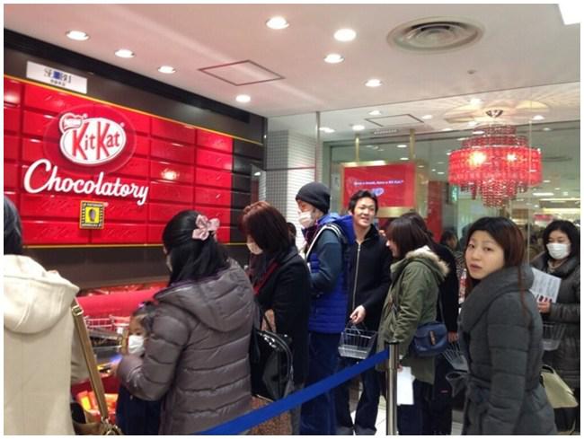 Antrian pengunjung memadati gerai toko Kit Kat di Tokyo | Foto: kotaku.com