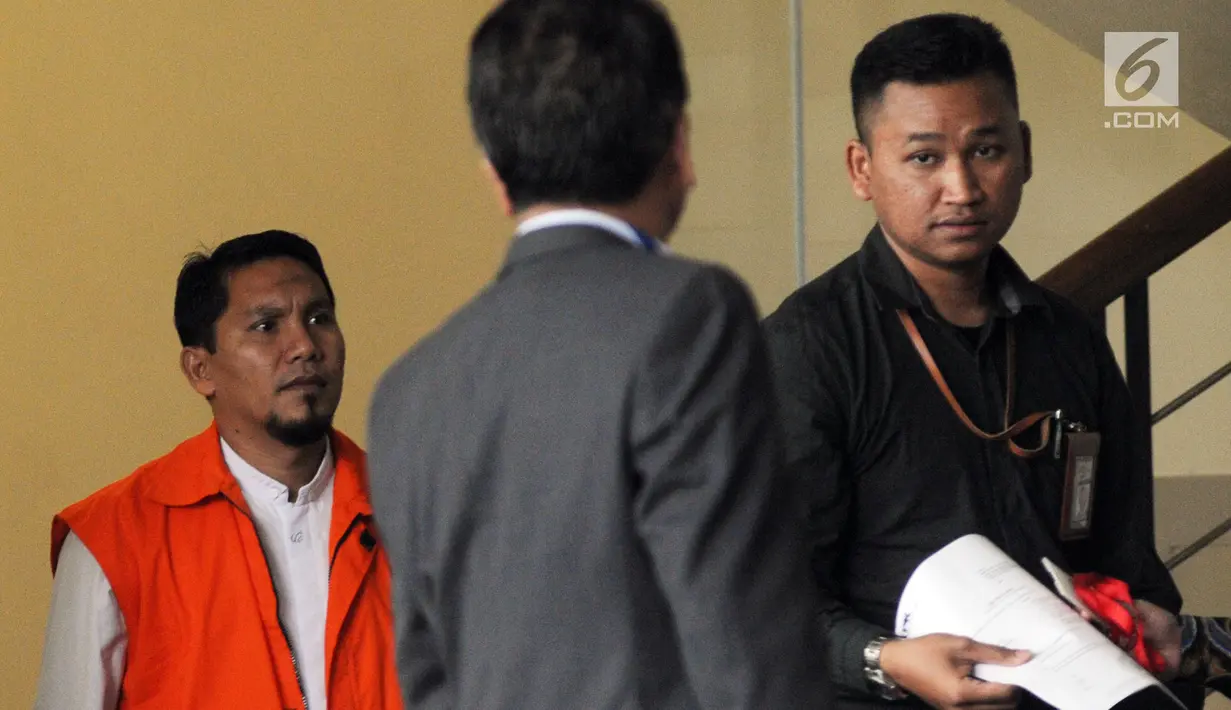 Bupati Bener Meriah nonaktif Ahmadi menggenakan rompi oranye usai menjalani pemeriksaan lanjutan di KPK, Jakarta, Jumat (31/8). Ahmadi diperiksa terkait suap proyek infrastruktur dari Dana Otonomi Khusus Aceh Anggaran 2018. (Merdeka.com/Dwi Narwoko)