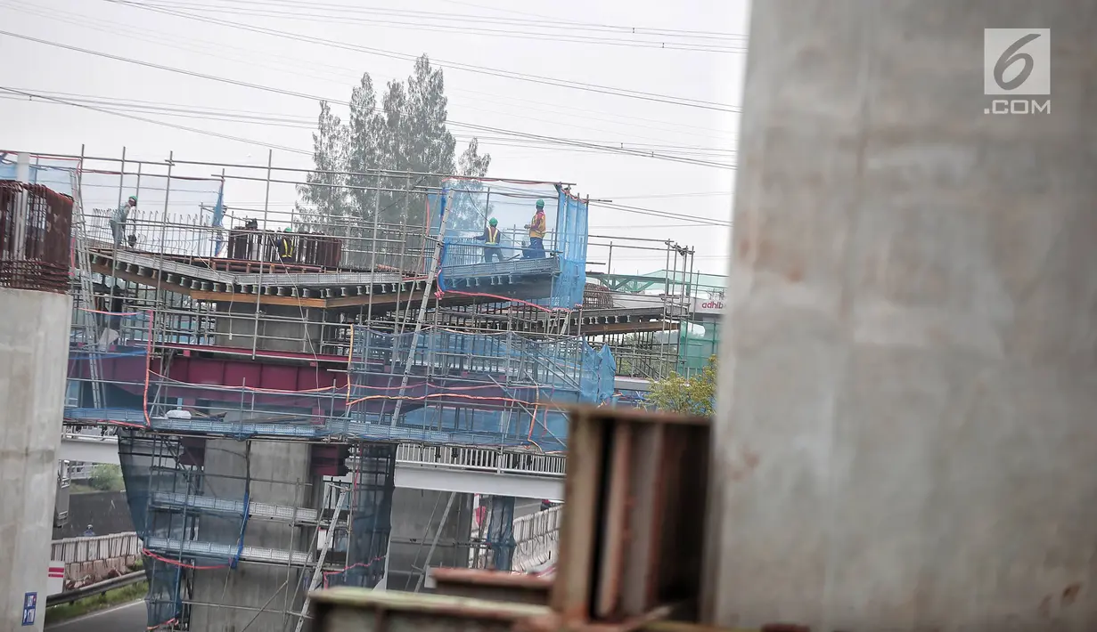 Pekerja menyelesaikan pembangunan proyek Light Rail Transit (LRT) Jabodebek fase I di kawasan Cawang, Jakarta, Senin (14/1). Progres konstruksi stasiun LRT Cawang, Jakarta Timur sudah mencapai 62,2 persen. (Liputan6.com/Faizal Fanani)