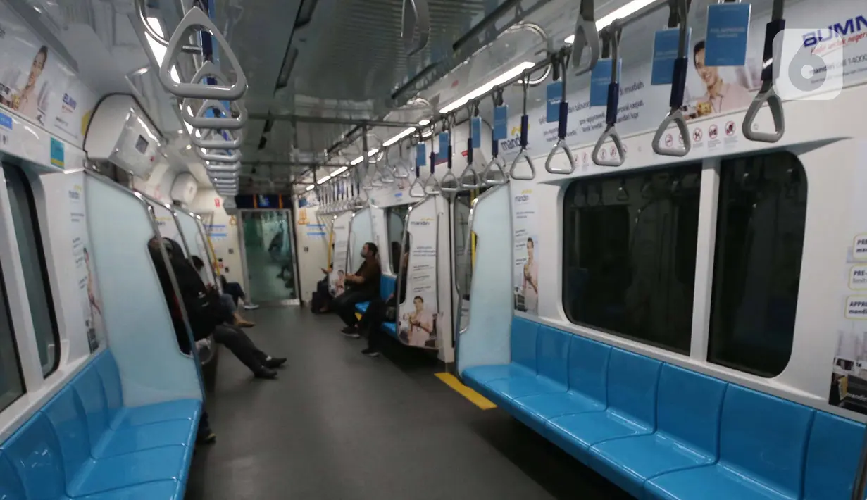 Penumpang menaiki kereta Moda Raya Terpadu (MRT) di Jakarta, Selasa (17/3/2020). Pemerintah Provinsi DKI menormalkan kembali pengoperasian transportasi umum di Ibu Kota dengan membatasi jumlah penumpang dalam tiap armadanya untuk menekan penyebaran virus corona Covid-19. (Liputan6.com/Angga Yuniar)