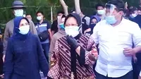 Wali Kota Surabaya Tri Rismaharini (Risma) membersihkan sampah saat demo pada Selasa, 10 November 2020 (Foto: Liputan6.com/Dian Kurniawan)