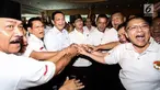 Jenderal purnawirawan Luhut Binsar Panjaitan, Ketua Tim Cakra19 Andi Widjajanto, dan para purnawirawan Jenderal TNI salam tos saat Deklarasi Dukungan Jokowi-Ma’ruf Amin sebagai Capres-Cawapres 2019 di Jakarta, Minggu (12/8). (Liputan6.com/Fery Pradolo)