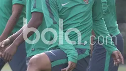 Beny Wahyudi mahir mengolah bola dengan gaya mirip pemain basket pada sesi latihan di Hotel Grand Fourwings, (17/12/2016). (Bola.com/Vitalis Yogi Trisna)