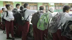 Beban terlampau berat di tas sekolah anak adalah bahaya laten penyebab utama deformitas tulang punggung pada anak usia pertumbuhan