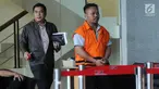 Penyuap Bupati Pakpak Bharat, Rizal Efendi Padang (rompi oranye) usai menjalani pemeriksaan di gedung KPK, Jakarta, Senin (28/1). Berkas perkara penyidikan Rizal Efendi Padang telah P21 dan siap dilimpahkan ke pengadilan. (Merdeka.com/Dwi Narwoko)