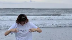 Perempuan yang saat ini menempuh kuliah di Australia ini sangat antusias saat ke pantai. Berbagai pose sumringahnya saat ke pantai ini menyita perhatian netizen. Netizen berkomentar bahwa kebahagiaan Livy juga merupakan kebahagiaan mereka. (Liputan6.com/IG/@livyrenata)