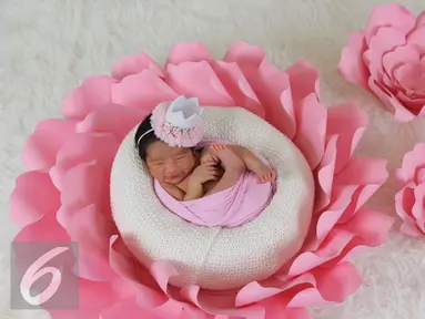 Akifa Dhinara Parasady, anak dari Nindy Ayunda menjalani pemotretan di rumah kediamannya di Pondok Pinang, Jakarta, Kamis (20/10). Nindy melakukan sesi photoshoot baby born yang memang sedang ramai menjadi tren (Liputan6.com/Herman Zakharia) 