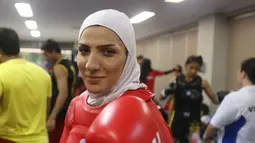 Atlet Wushu Iran, Sedigheh Dariaeivahrkadeh bersiap tampil di nomor Sanda pada Kejuaraan Dunia Wushu 2015 di Istora, Senayan, Jakarta, Rabu (18/11/2015). (Bola.com/Nicklas Hanoatubun)