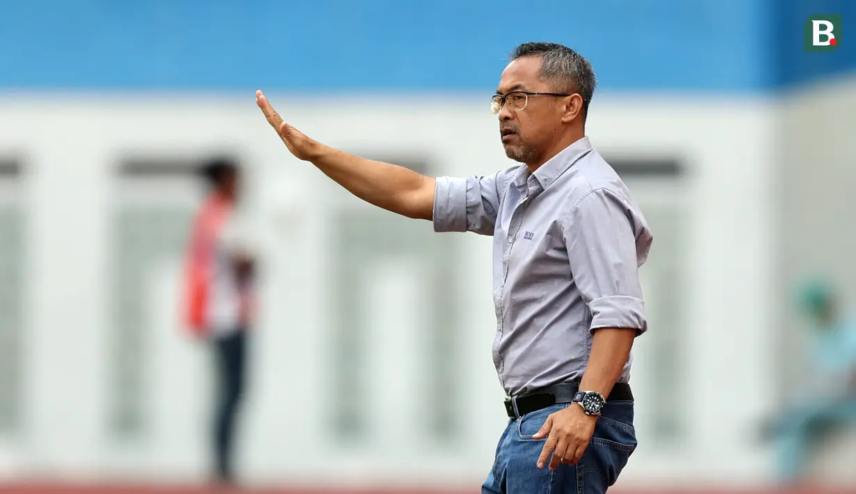 Pelatih Persikabo 1973, Aji Santoso (tengah), memberikan instruksi kepada para pemainnya dalam pertandingan pekan ke-9 BRI Liga 1 2023/2024 melawan Madura United yang berlangsung di Stadion Wibawa Mukti, Sabtu (20/8/2023). (Bola.com/Abdul Aziz)