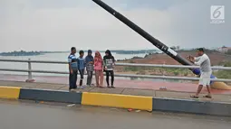 Wisatawan berfoto di kawasan jembatan Barelang di Batam, Kepri (15/4). Jembatan ini juga menjadi destinasi wisata alternatif bagi warga setempat dan pengunjung dari daerah lain. (Liputan6.com/Herman Zakharia)