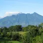 Gunung Salak yang sering memakan korban, terutama pesawat yang melintas (Sumber foto: jamespatrick.blogspot)