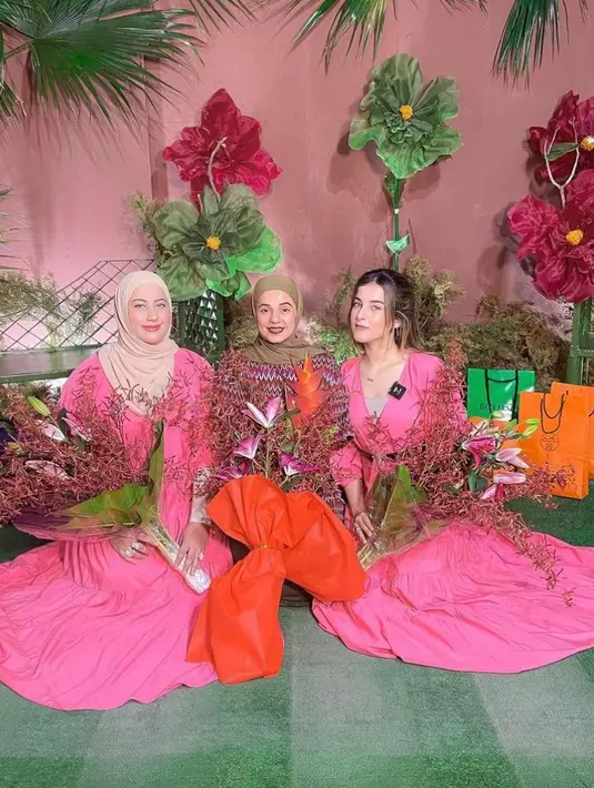 Penampilan Tasya dan Tasyi di hari ulang tahun sukses bikin warganet terpesona. Banyak yang menyebut keduanya cantik seperti barbie. Instagram/tasyiiathasyia).