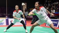 Pebulu tangkis ganda putri Indonesia, Febriana Dwipuji Kusuma/Amalia Cahaya Pratiwi bertanding melawan pebulu tangkis ganda putri Thailand, Jongklophan Kititharakul/Rawinda Prajongjai pada final bulu tangkis beregu putri SEA Games 2023 di Badminton Hall Morodok Techo National Stadium, Phnom Penh, Kamboja, Kamis (11/05/2023). (Bola.com/Abdul Aziz)