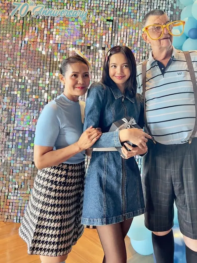 Gaya OOTD Super Cute Lisa Blackpink Rayakan Ulang Tahun sang Ayah