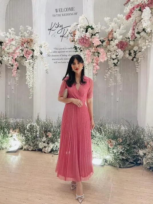 Fita Anggriani mengenakan v-neck dress dengan detail pleats pada rok. [@fitaangriani].