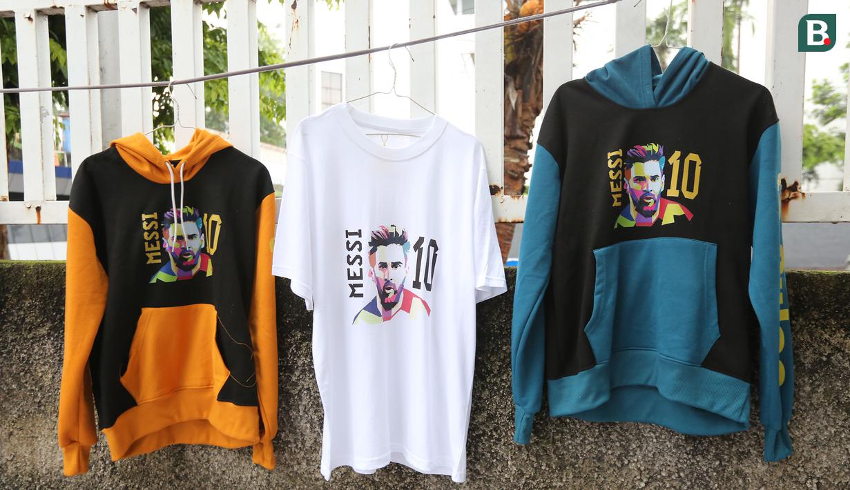 <p>Jaket berwajah bintang Timnas Argentina, Lionel Messi, terpampang di sekitar Stadion Utama Gelora Bung Karno (SUGBK), Senayan, Jakarta hari Senin (19/06/2023). Sejumlah pedagang pernak-pernik bertebaran di sekitar SUGBK jelang pertandingan Timnas Indonesia menghadapi Argentina. Mereka menjual dagangan mereka mulai dari Rp35 ribu hingga Rp200 ribu. (Bola.com/M Iqbal Ichsan)</p>