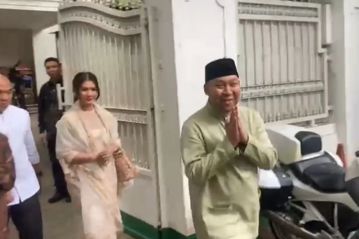 Anak Presiden ke-8 RI Prabowo Subianto, Ragowo Hediprasetyo Djojohadikusumo alias Didit Hediprasetyo menyambangi kediaman Presiden ke-5 RI, Megawati Soekarnoputri, Senin (31/3/2025). (Merdeka.com/Nur Habibie)