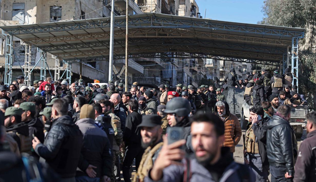 Gelombang pengungsian warga dari kawasan permukiman Sheikh Maqsoud dan Ashrafieh di Kota Aleppo, Suriah, terjadi sejak Rabu 7 Januari 2026. Tampak dalam foto, warga lingkungan Sheikh Maqsud dievakuasi dari zona berbahaya oleh anggota pasukan keamanan pemerintah Suriah, di Aleppo pada Sabtu 10 Januari 2026. (OMAR HAJ KADOUR/AFP)