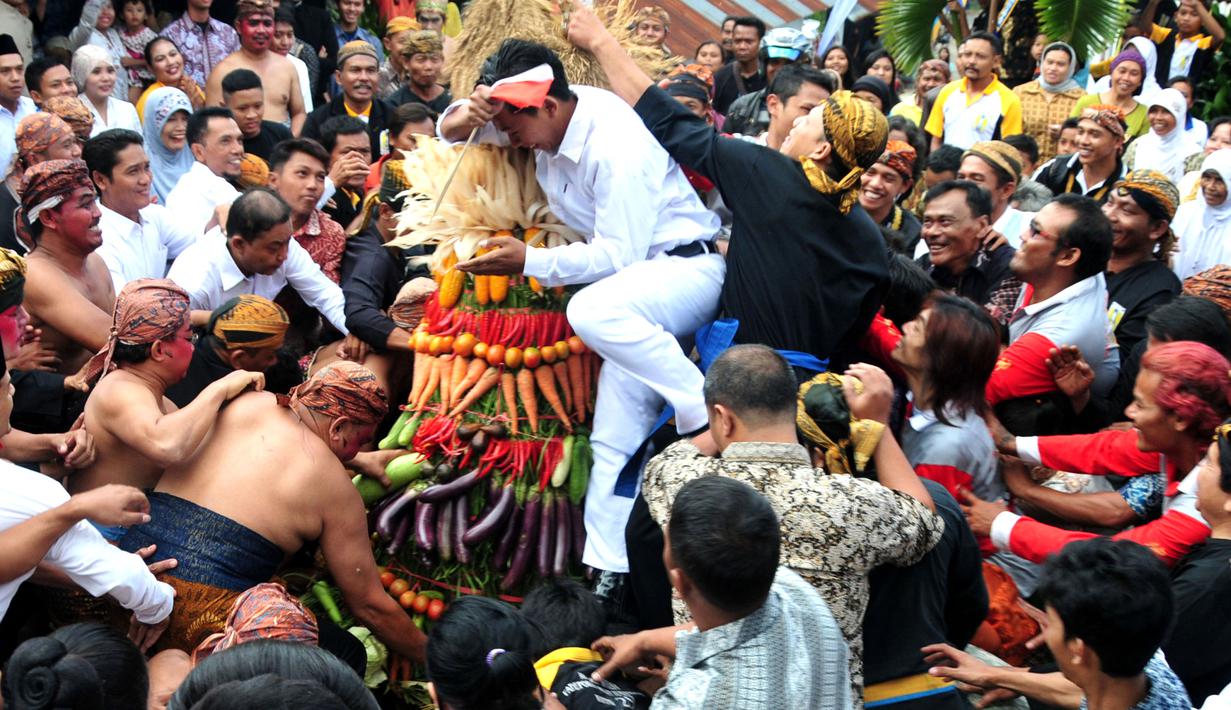 Sejumlah warga berebut gunungan menjelang 1 Suro di Padepokan Wulan Tumanggal Desa Dukuh Tengah, Tegal, Jateng, Jumat (24/10/2014) (Antara Foto/Oky Lukmansyah)