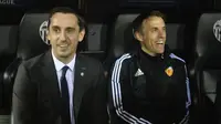 Gary Neville (kiri) dan Phil Neville (kanan) kini berkolaborasi menangani Valencia. (AFP/Jose Jordan)