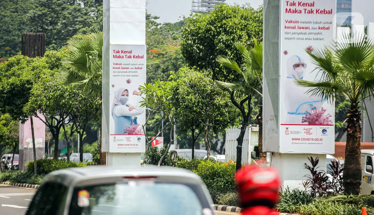 Kendaraan melintas dekat baliho sosialisasi manfaat vaksinasi di Jalan Asia Afrika, Senayan, Jakarta, Sabtu (28/11/2020). Pemberian vaksin COVID-19 tergantung dari datangnya vaksin dan proses persiapan yang dilakukan di Indonesia. (Liputan6.com/Faizal Fanani)