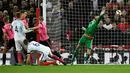 Pemain Inggris, Gary Cahill, mencetak gol ketiga ke gawang Skotlandia dalam laga Grup F Kualifikasi Piala Dunia 2018 di Stadion Wembley, Jumat (11/11/2016) waktu setempat. (Reuters/Dylan Martinez)