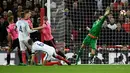 Pemain Inggris, Gary Cahill, mencetak gol ketiga ke gawang Skotlandia dalam laga Grup F Kualifikasi Piala Dunia 2018 di Stadion Wembley, Jumat (11/11/2016) waktu setempat. (Reuters/Dylan Martinez)