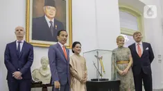 Presiden Joko Widodo didampingi Ibu Negara Iriana dan Raja Belanda Willem Alexander didampingi Ratu Maxima Zorreguieta Cerruti berpose di dekat keris milik Pahlawan Nasional Pangeran Diponegoro yang dikembalikan saat pertemuan di Istana Bogor, Selasa (10/3/2020). (Liputan6.com/Faizal Fanani)