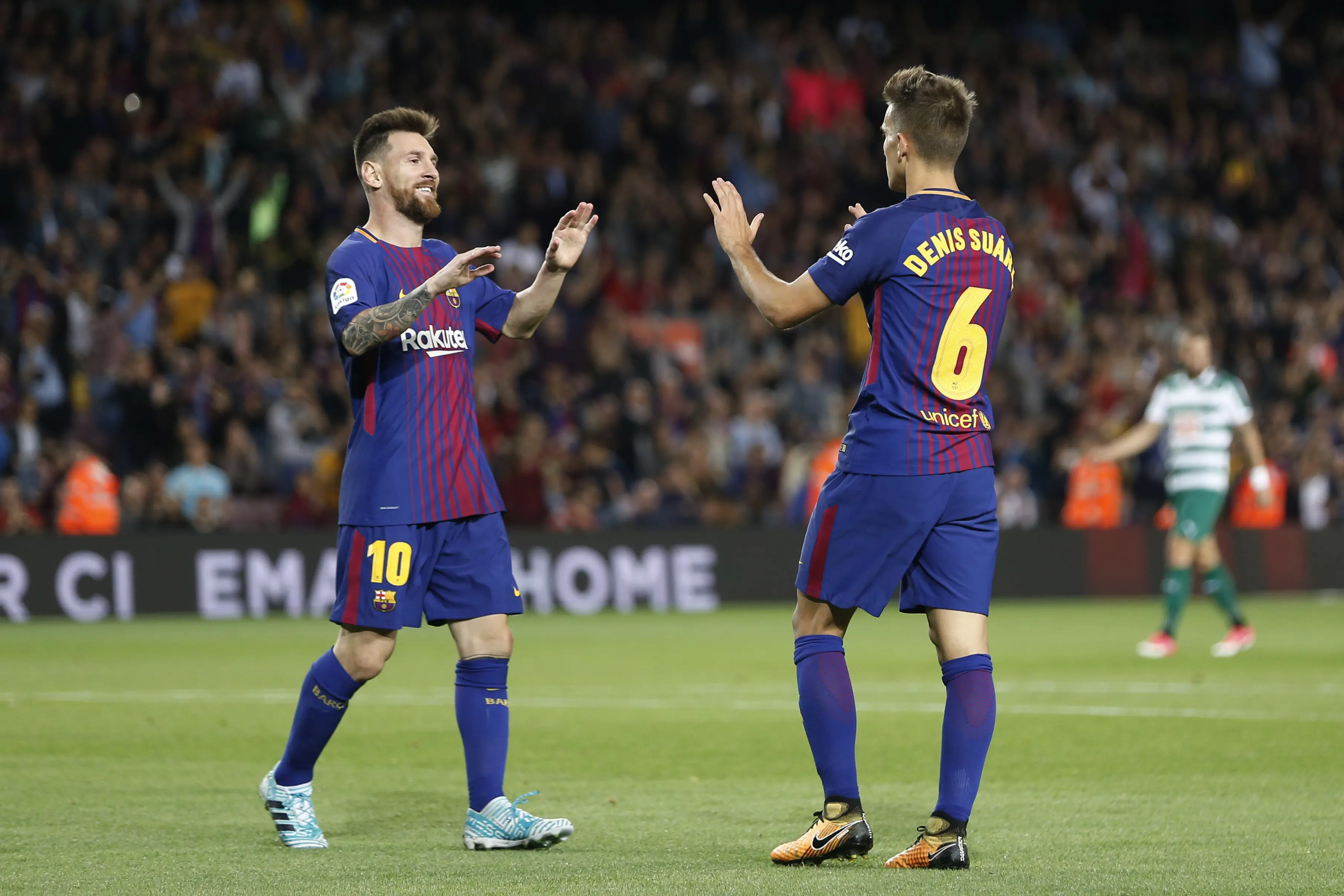 Selebrasi pemain Barcelona usai menjebol gawang Eibar (AFP)