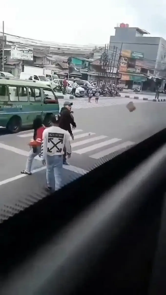 Melodi Jalanan: Menelisik Kehidupan Pengamen di Bus Pariwisata