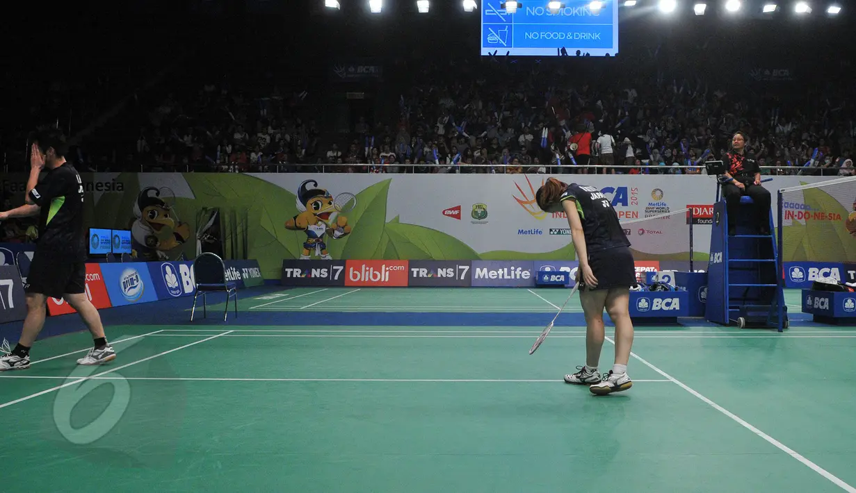 Ganda campuran Jepang, Hayakawa/Misaki Matsutomo tertunduk usai di kalahkan Tontowi/Liliyana di turnamen Indonesia Open Superseries Premier 2015, Jakarta, Selasa (4/6/2015). Tontowi/Liliyana menang  21-12, 21-16. (Liputan6.com/Herman Zakharia)