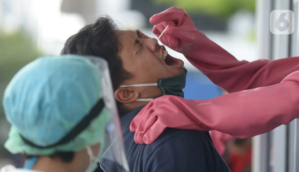 Warga menjalani "swab test" di GSI Lab (Genomik Solidaritas Indonesia Laboratorium), Cilandak, Jakarta, Rabu (7/10/2020). Pemerintah menetapkan harga batas tes usap alias tes swab melalui PCR untuk mendeteksi Covid-19 agar mendorong masyarakat melakukan tes secara mandiri. (merdeka.com/Imam Buhori)