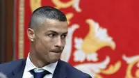 Striker Real Madrid, Cristiano Ronaldo, saat menghadiri perayaan gelar ke-12 Liga Champions di kota Madrid, Spanyol (04/06/2017). Cristiano Ronaldo merubah gaya rambutnya usai menjuarai Liga Champions. (EPA/Andres Ballesteros)
