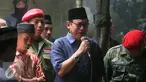  Ketua Umum PP PPP muktamar Jakarta Djan Faridz menangis saat menghadiri pemakaman di rumah duka Didin Bolewan di Mlati,Sleman, Yogyakarta (18/4). Didin meninggal usai mengikuti takbir akbar PPP 17/4 kemarin. (Liputan.com/Boy Harjanto)