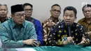 Sekjen Kemenag, M Nur Kholis (kanan) bersama Menteri Agama, Lukman Hakim Saifuddin memberi pernyataan terkait OTT KPK terhadap dua pejabat kanwil Kemenag terkait dugaan jual beli jabatan, Jakarta, Sabtu (16/3). (Liputan6.com/Helmi Fithriansyah)