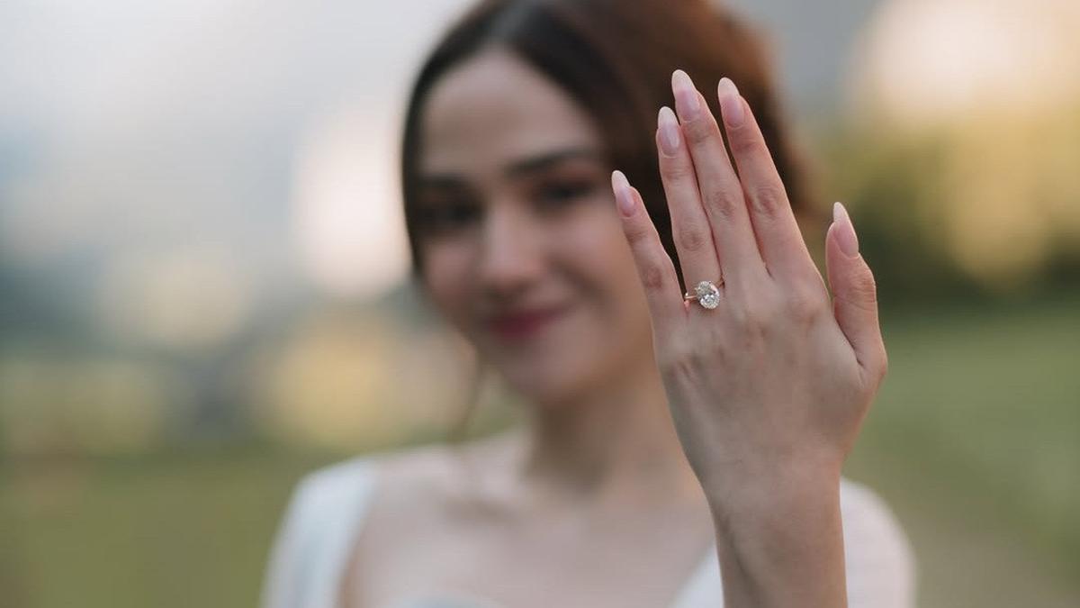 Foto Detail Cincin Syifa Hadju saat Dilamar El Rumi, Elegan dengan Berlian Mewah