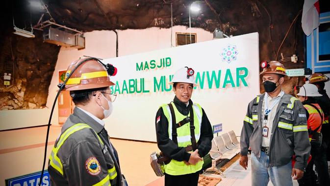 Presiden Jokowi berada di Masjid Al Baabul Munawwar. Masjid ini berada di bawah tanah kawasan DMLZ Underground, Mimika, Papua dan berdampingan dengan Gereja Oikumene Soteria. (Foto: Biro Pers Sekretariat Presiden)