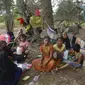 Etnis Rohingya beristirahat di pantai setelah kapal mereka terdampar di Pulau Idaman, Aceh Timur, Aceh, Jumat (4/6/2021). Mereka sudah terombang-ambing di laut selama empat hari sebelum terdampar di Pulau Idaman. (AP Photo/Rahmat Mirza)