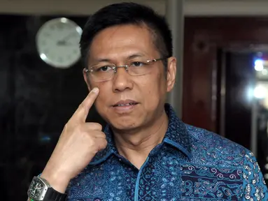 Anggota Komisi VII DPR, Mulyadi menunjukkan luka di wajahnya usai melaporkan kasus pemukulan dirinya oleh rekannya Mustofa Assegaf kepada Ketua DPR Setya Novanto di Kompleks Parlemen, Jakarta, Kamis (9/4/2015). (Liputan6.com/Andrian M Tunay)