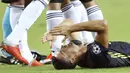 Striker Juventus, Cristiano Ronaldo, menangis usai mendapat kartu merah dari wasit saat melawan Valencia pada laga Liga Champions di Stadion Mestalla, Valencia, Rabu (19/9/2018). Juventus menang 2-0 atas Valencia. (AP/Alberto Saiz)