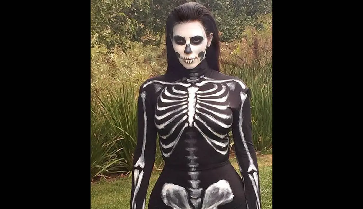 Halloween tahun ini, Kim Kardashian memilih menjadi tengkorak hidup, Los Angeles, Jumat (31/10/2014). (instagram.com/kimkardashian)