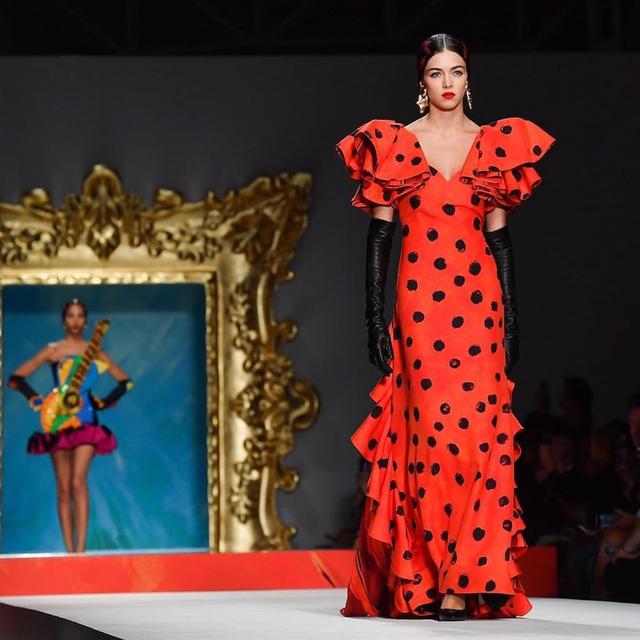 6 Koleksi Baju Unik Moschino di Milan Fashion Week 2019