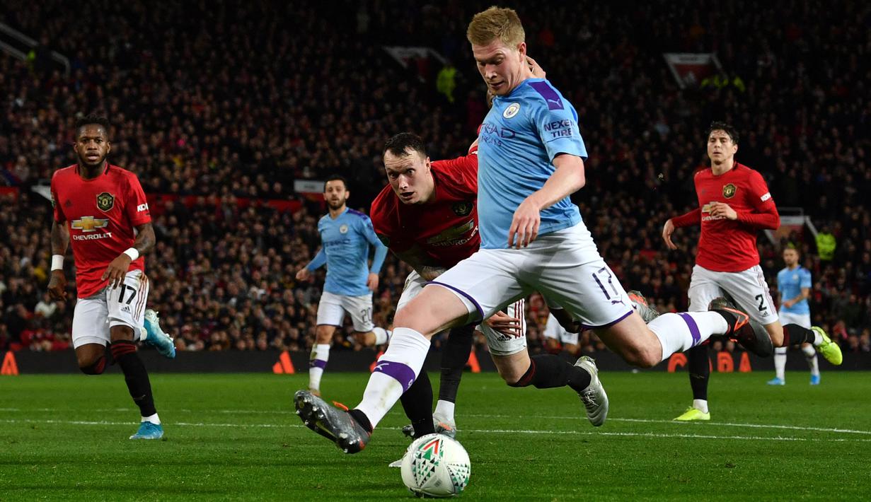 Kevin De Bruyne (Manchester City) - Kendati kerap didera cidera pemain satu ini dapat melesatkan enam gol, duabelas assist, serta membuat 19 peluang dari 80 umpan kunci. Tak heran jika Whoscored memasukkannya dalam list pemain tim impian dengan nilai sebanyak 7,65. (Foto: AFP/Paul Ellis)