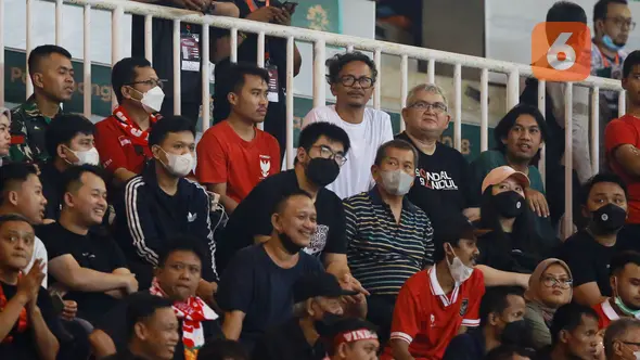 <p>Salah satu pendiri Jak Mania, Ferry Indra Syarif (kanan) dan tokoh suporter Persib Bandung (Viking), Heru Joko terlihat menyaksikan pertandingan FIFA Match Day antara Timnas Indonesia melawan Timnas Curacao di Stadion Pakansari, Bogor, Selasa (27/09/2022). (Bola.com/Muhammad Iqbal Ichsan)</p>