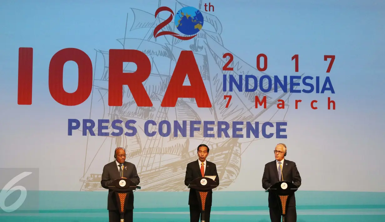 Ki-ka: Presiden Afrika Selatan Jacob Zuma, Presiden RI Joko Widodo dan PM Australia Malcom Turnbull saat memberikan keterangan pers terkait hasil KTT IORA 2017 di JCC, Jakarta, Selasa (7/3). (Liputan6.com/Angga Yuniar)